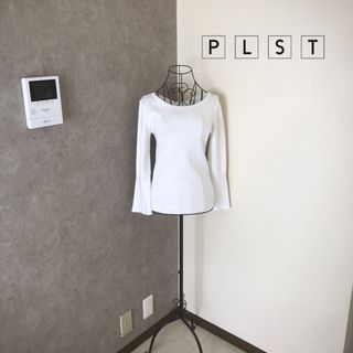 プラステ(PLST)のプラステ♡1度着用　ニット　ホワイト　フレアスリーブ(ニット/セーター)