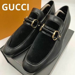 グッチ(Gucci)の美品 GUCCI レザーローファー ホースビット ベロア 25cm ゴールド金具(ローファー/革靴)