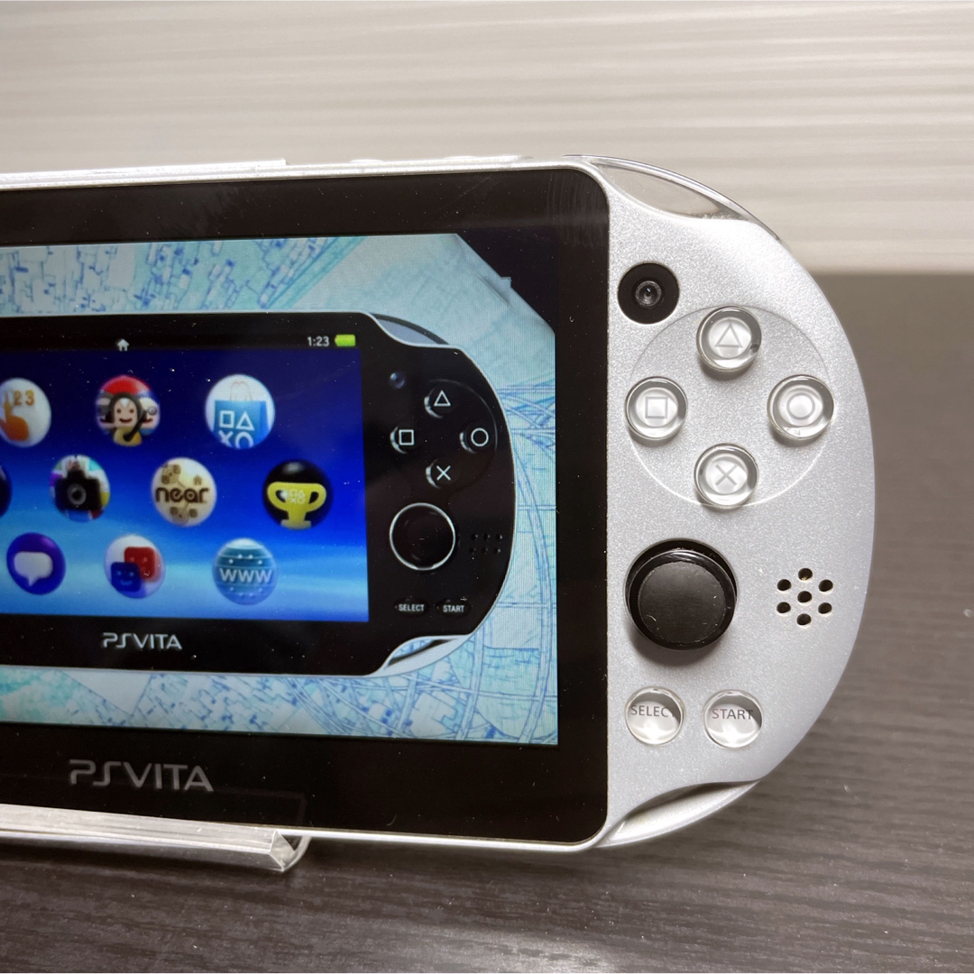 PlayStation Vita(プレイステーションヴィータ)のPSvita シルバー PCH-2000ZA25 SONY エンタメ/ホビーのゲームソフト/ゲーム機本体(携帯用ゲーム機本体)の商品写真