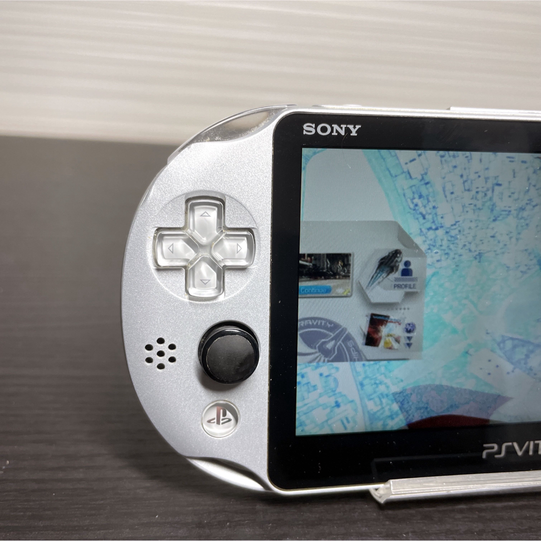 PlayStation Vita(プレイステーションヴィータ)のPSvita シルバー PCH-2000ZA25 SONY エンタメ/ホビーのゲームソフト/ゲーム機本体(携帯用ゲーム機本体)の商品写真
