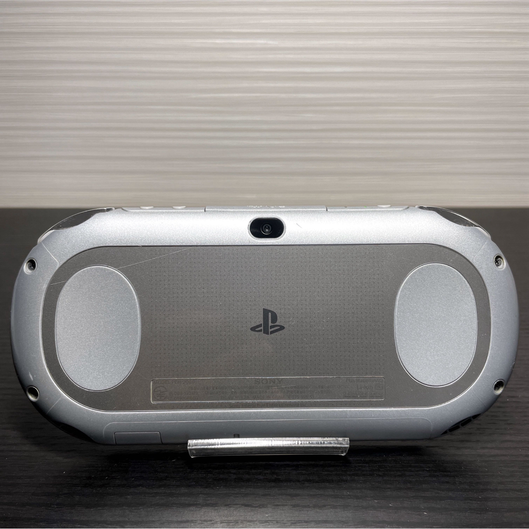 PlayStation Vita(プレイステーションヴィータ)のPSvita シルバー PCH-2000ZA25 SONY エンタメ/ホビーのゲームソフト/ゲーム機本体(携帯用ゲーム機本体)の商品写真