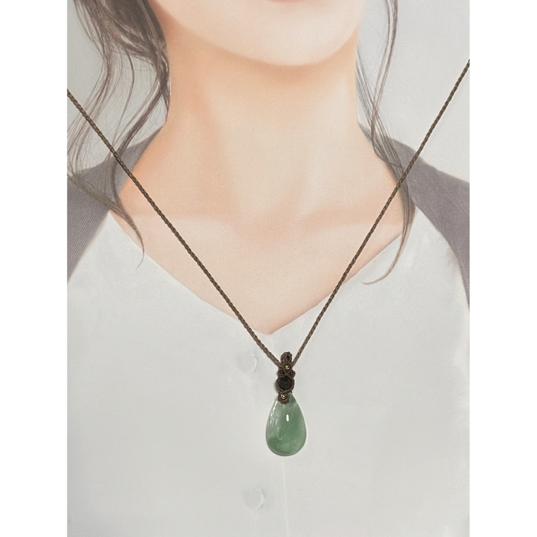 『心溶』ミントグリーンマイカドロップとグリーンカイヤナイトのマクラメペンダント ハンドメイドのアクセサリー(ネックレス)の商品写真