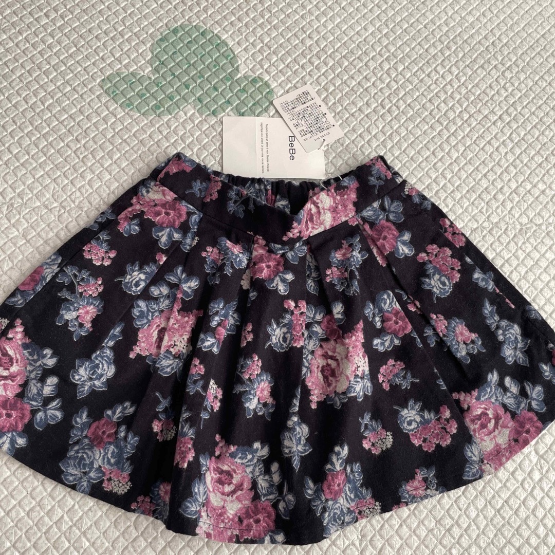 BeBe(ベベ)の値下げ☆BeBe 100cm 花柄プリーツスカート キッズ/ベビー/マタニティのキッズ服女の子用(90cm~)(スカート)の商品写真