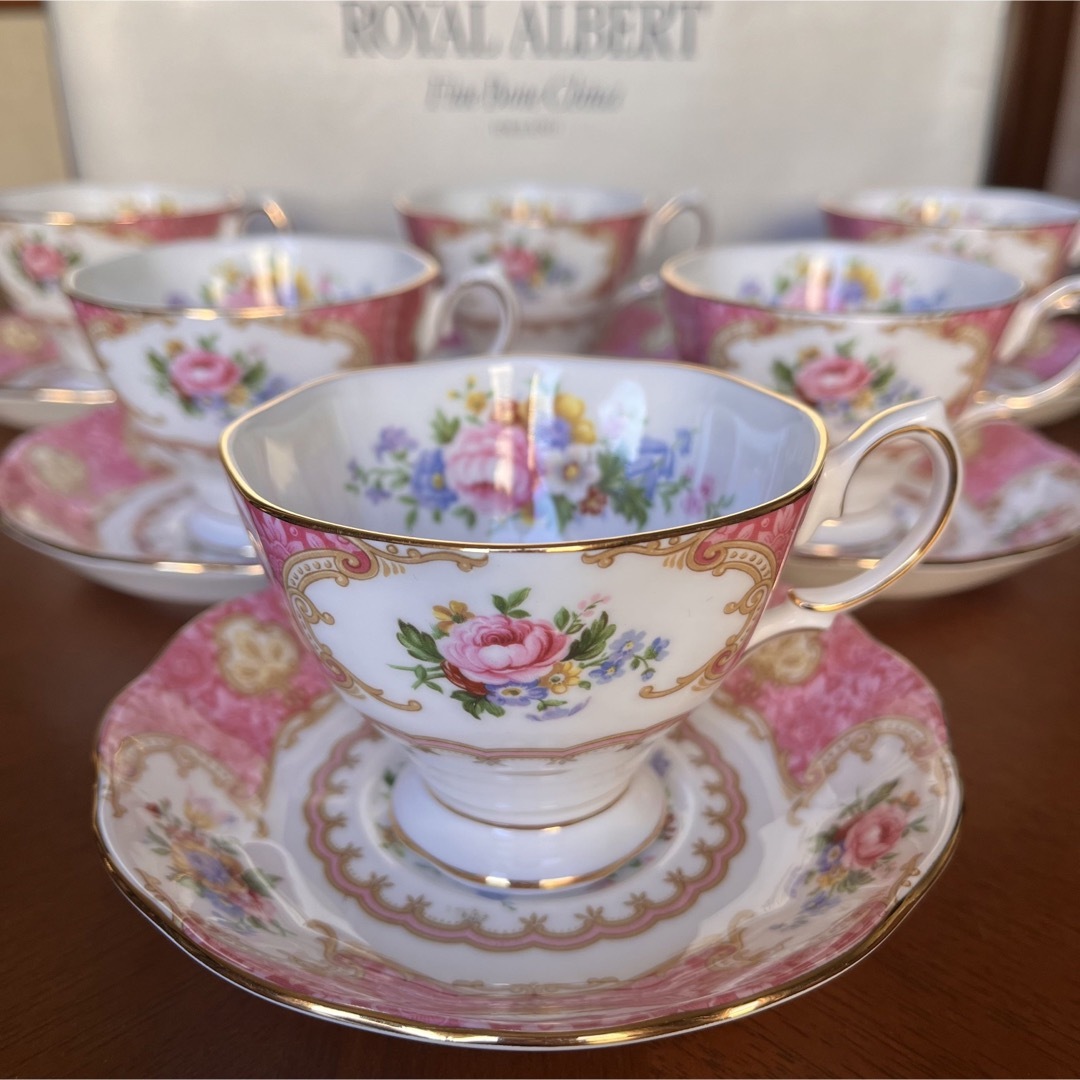 ROYAL ALBERT(ロイヤルアルバート)の【未使用美品】ロイヤルアルバート★レディカーライル★C/S 6客（BOX入り） インテリア/住まい/日用品のキッチン/食器(食器)の商品写真