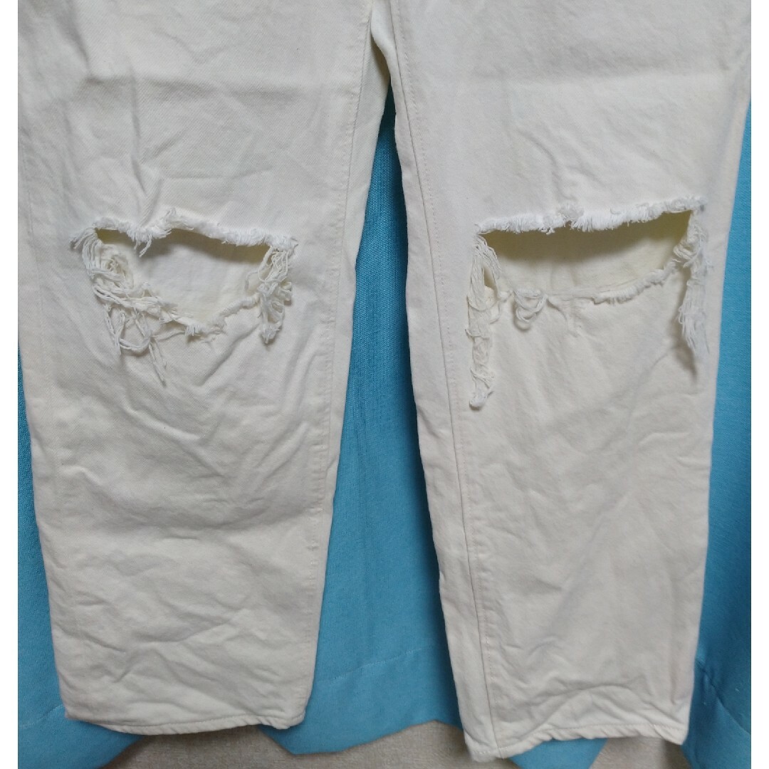 GU(ジーユー)の【GU】オフホワイトダメージジーンズ　Mサイズ レディースのパンツ(デニム/ジーンズ)の商品写真