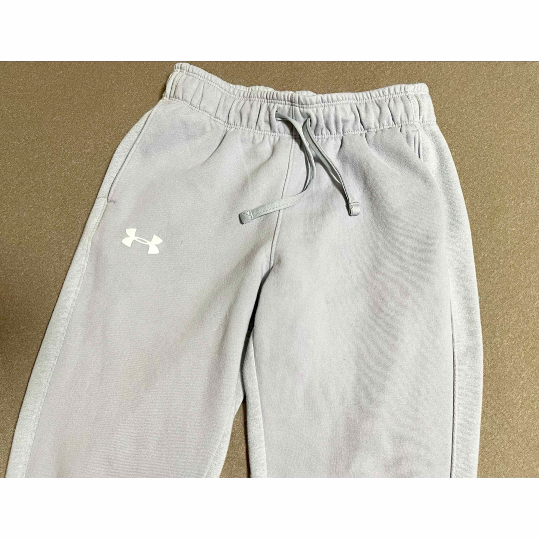 UNDER ARMOUR(アンダーアーマー)のアンダーアーマー  YMD(140)スウェットパンツ　グレー　裏起毛 キッズ/ベビー/マタニティのキッズ服男の子用(90cm~)(パンツ/スパッツ)の商品写真