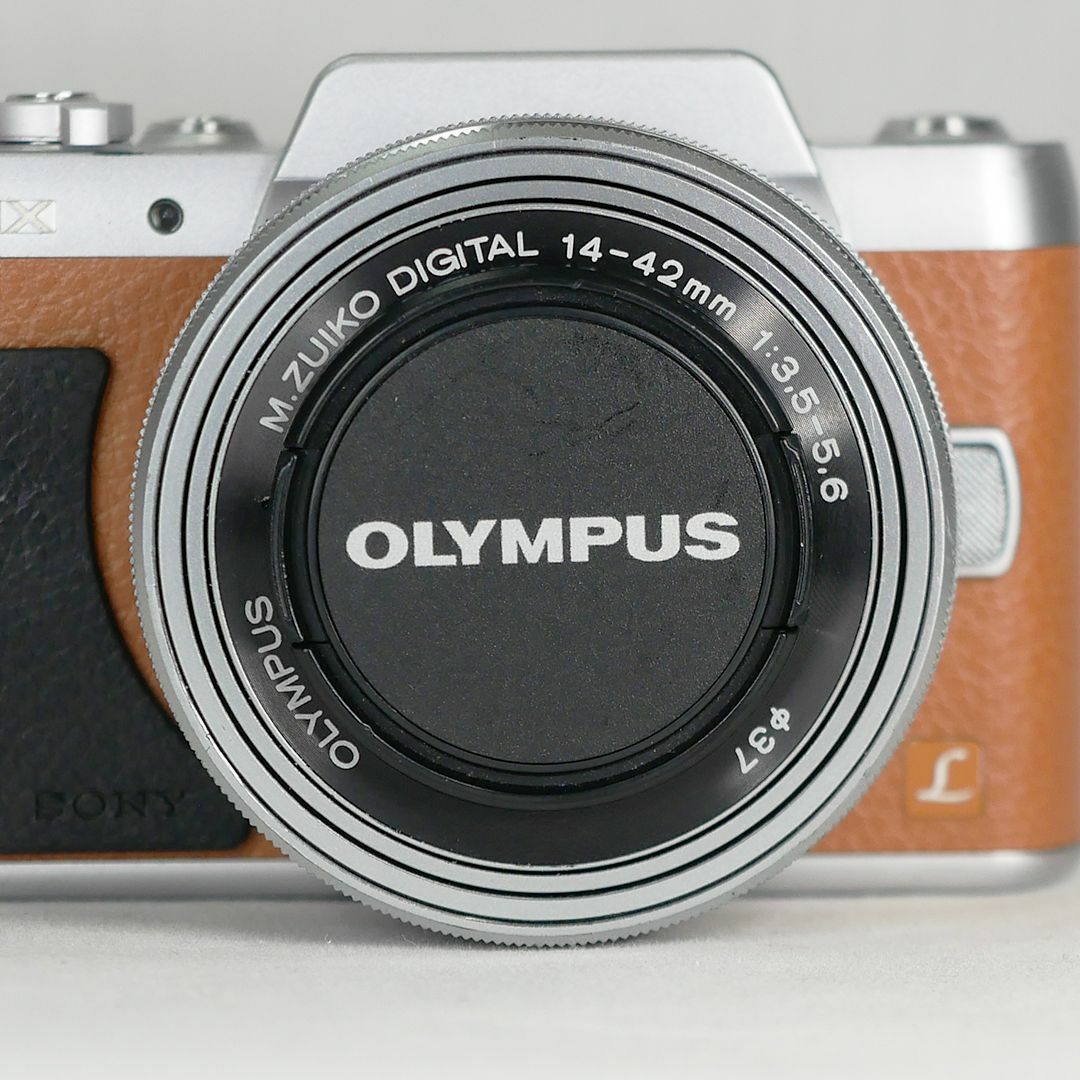 OLYMPUS(オリンパス)のOLYMPUS 電動パンケーキレンズ M.ZUIKO 14-42mm シルバー スマホ/家電/カメラのカメラ(レンズ(ズーム))の商品写真