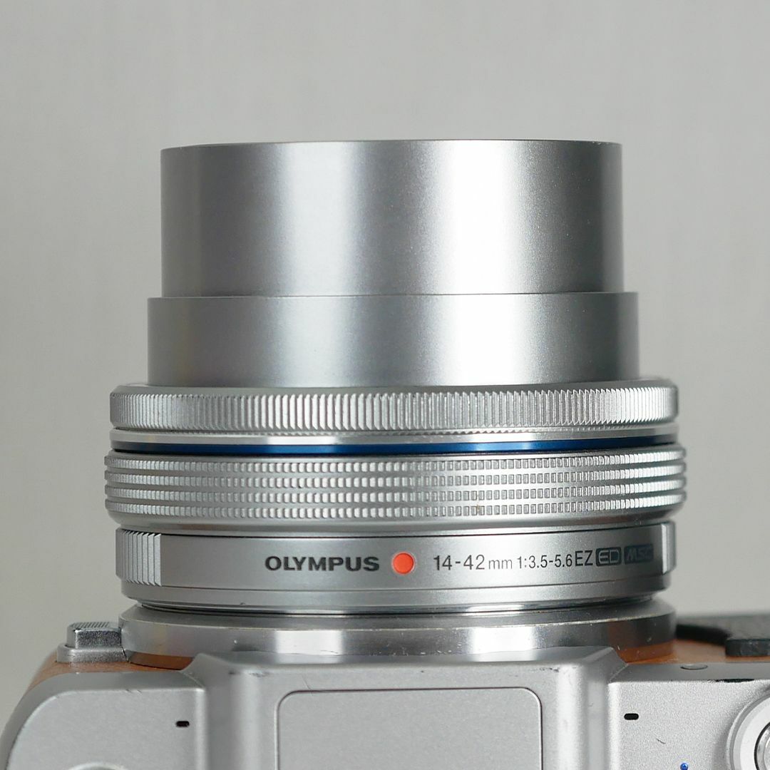 OLYMPUS(オリンパス)のOLYMPUS 電動パンケーキレンズ M.ZUIKO 14-42mm シルバー スマホ/家電/カメラのカメラ(レンズ(ズーム))の商品写真