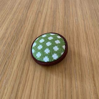 ハンドメイド　2wayブローチ　木製ブローチ　ヘアゴム　刺繍　抹茶グリーン　1点(コサージュ/ブローチ)