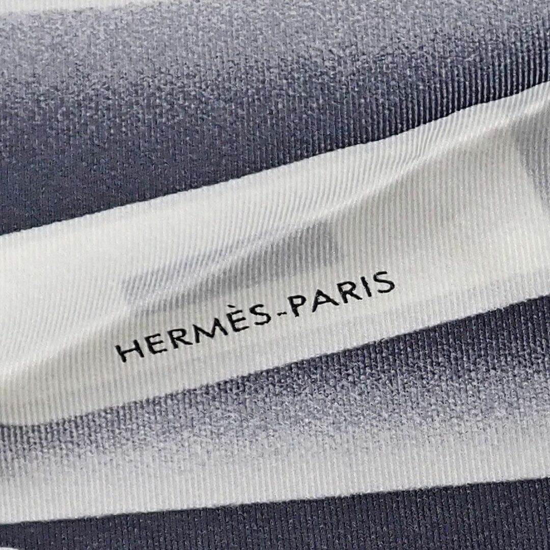 Hermes(エルメス)の未使用品 エルメス カレ70 プリーズ チェックイン スカーフ H982510S ブラック ホワイト シルク ケリー スキャン  レディースのファッション小物(バンダナ/スカーフ)の商品写真