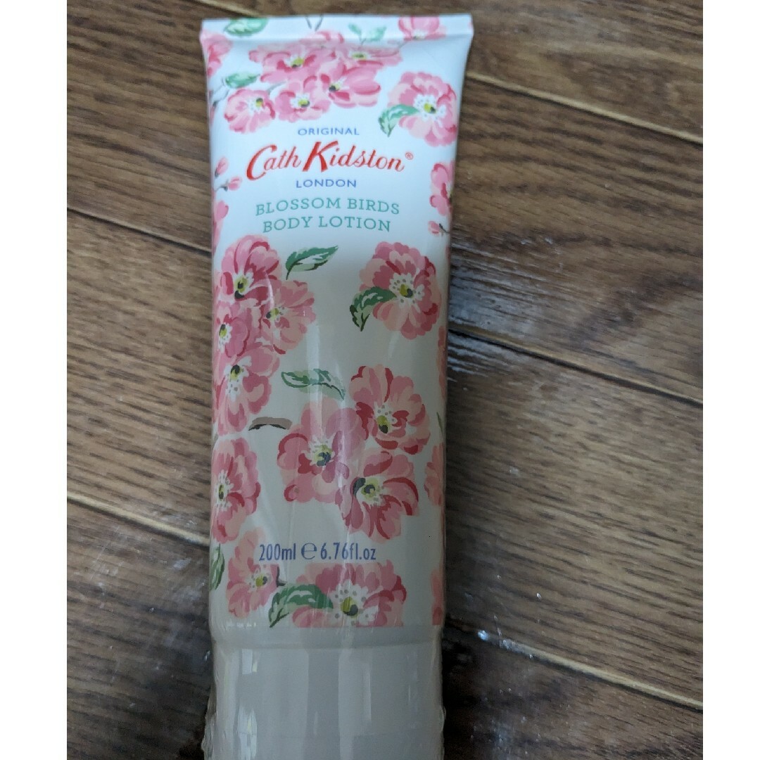 Cath Kidston(キャスキッドソン)のキャス・キッドソンボディクリーム新品未開封 コスメ/美容のボディケア(ボディクリーム)の商品写真