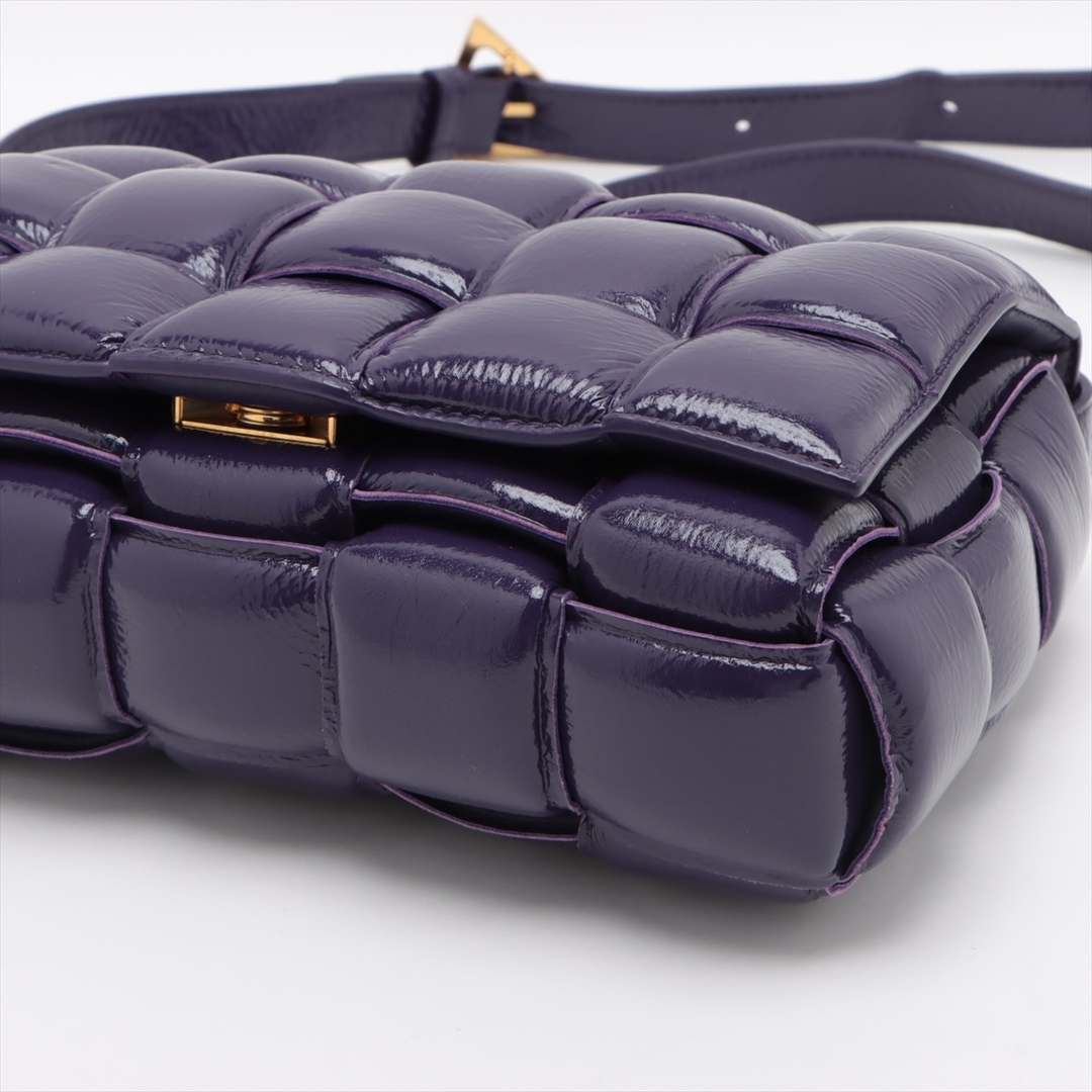 Bottega Veneta(ボッテガヴェネタ)のボッテガヴェネタ パデッドカセット パテントレザー  パープル レディース レディースのバッグ(ショルダーバッグ)の商品写真