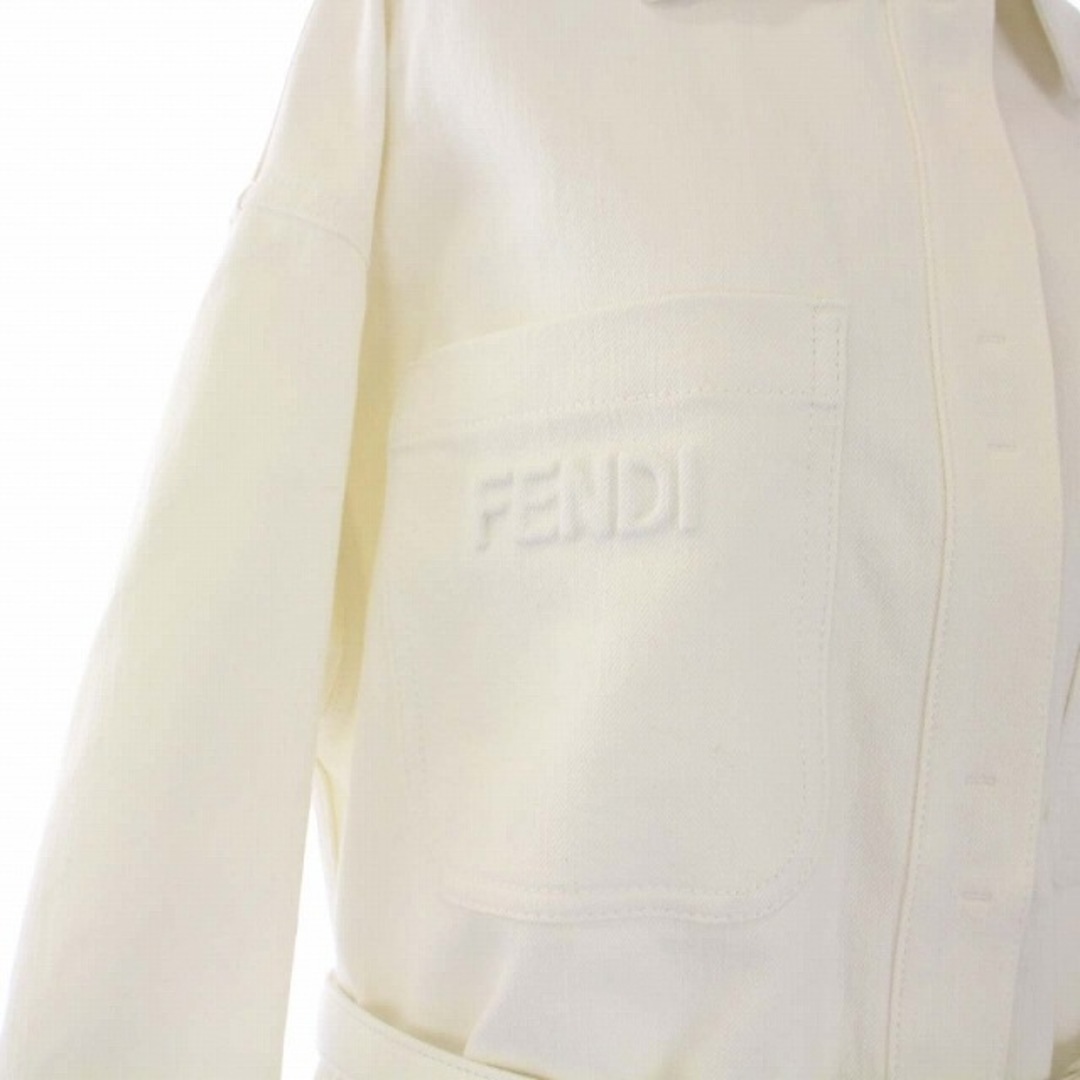 FENDI(フェンディ)のフェンディ エンボスロゴ デニムジャケット ジージャン Gジャン 40 白 レディースのジャケット/アウター(Gジャン/デニムジャケット)の商品写真