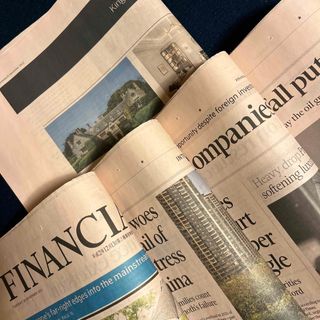 英字新聞FT サーモンピンク色　　　　　　　　18頁(見開き4枚＋半裁1枚)(印刷物)