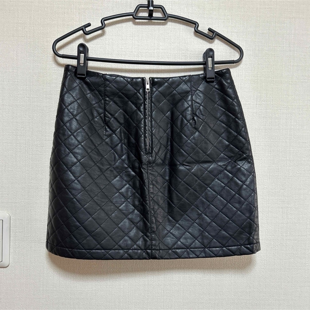 FOREVER 21(フォーエバートゥエンティーワン)のフェイクレザー タイトスカート ミニスカート 台形 ブラック M レディースのスカート(ミニスカート)の商品写真