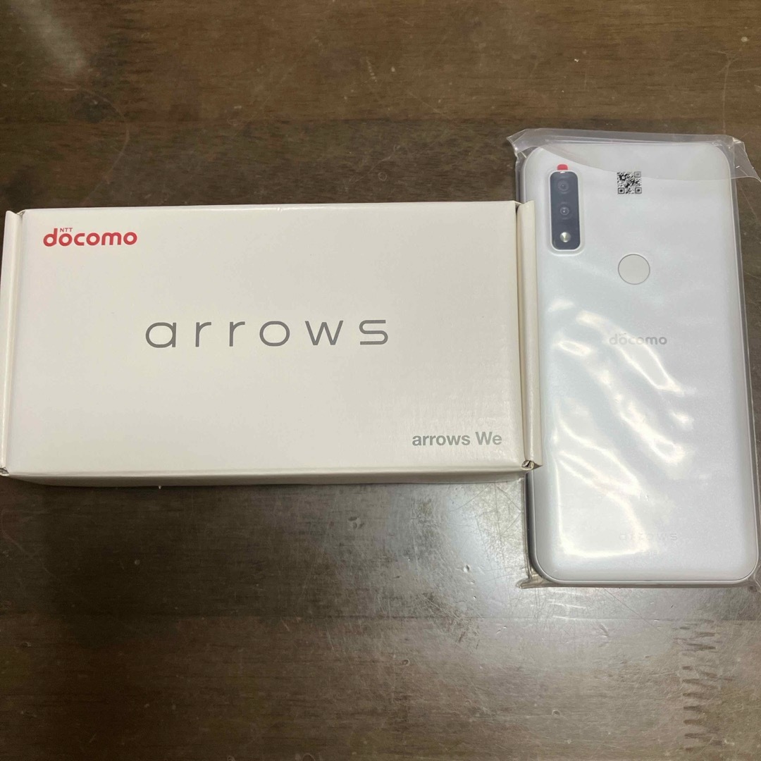 arrows(アローズ)のFUJITSU arrows We F-51B ホワイト スマホ/家電/カメラのスマートフォン/携帯電話(スマートフォン本体)の商品写真