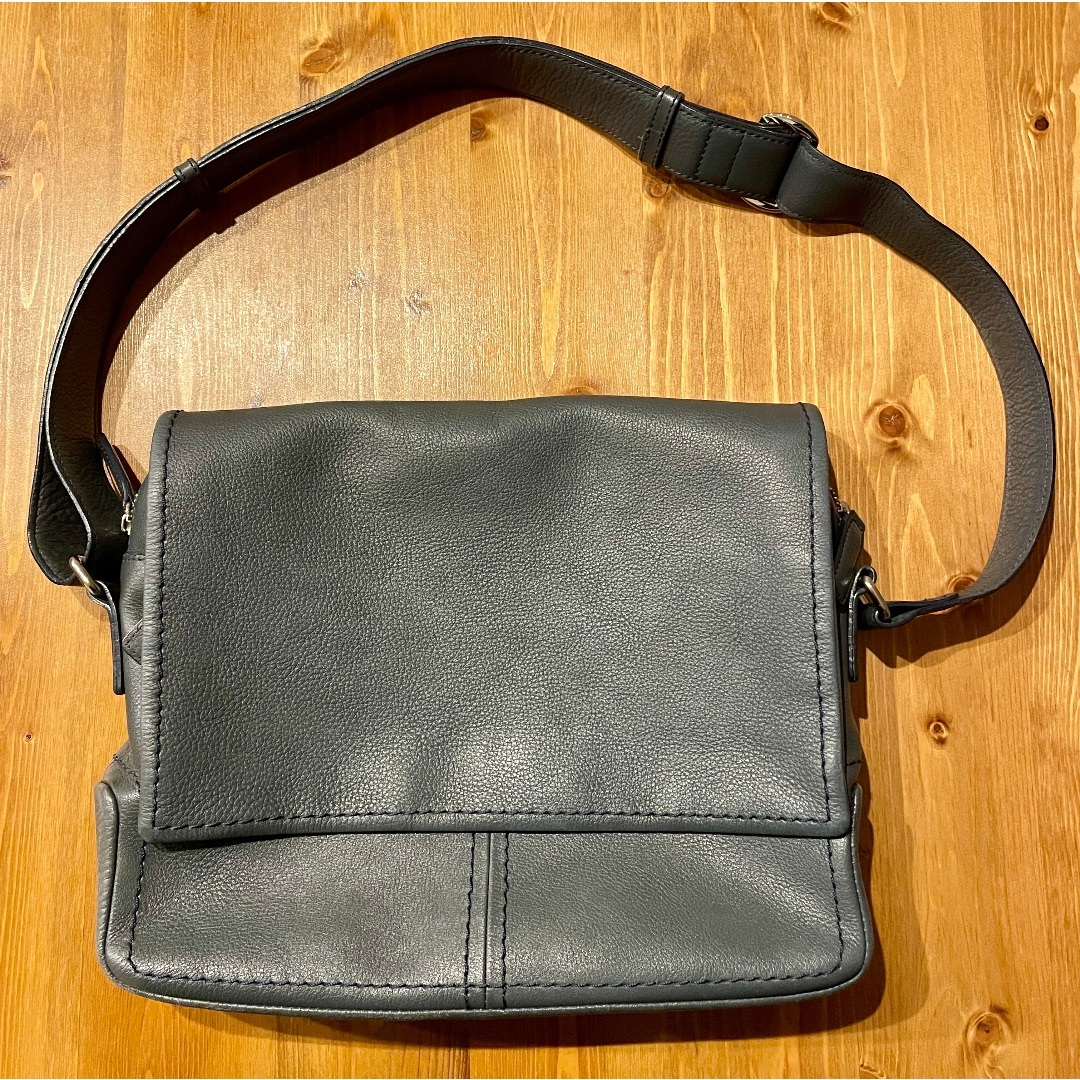 土屋鞄製造所(ツチヤカバンセイゾウジョ)の土屋鞄　ショルダーバッグ　ネイビー メンズのバッグ(メッセンジャーバッグ)の商品写真