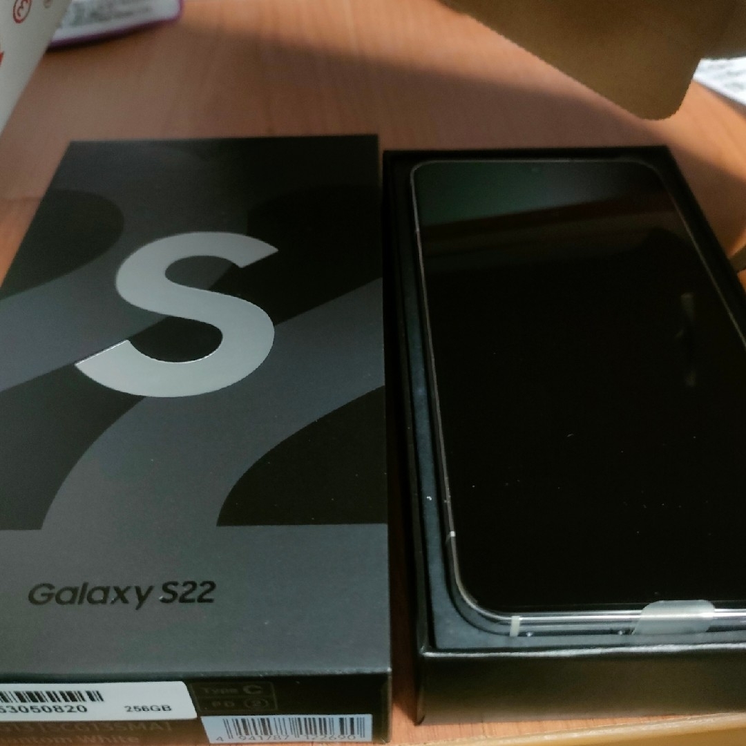 Galaxy S22 SCG13X ファントム ホワイト スマホ/家電/カメラのスマートフォン/携帯電話(スマートフォン本体)の商品写真