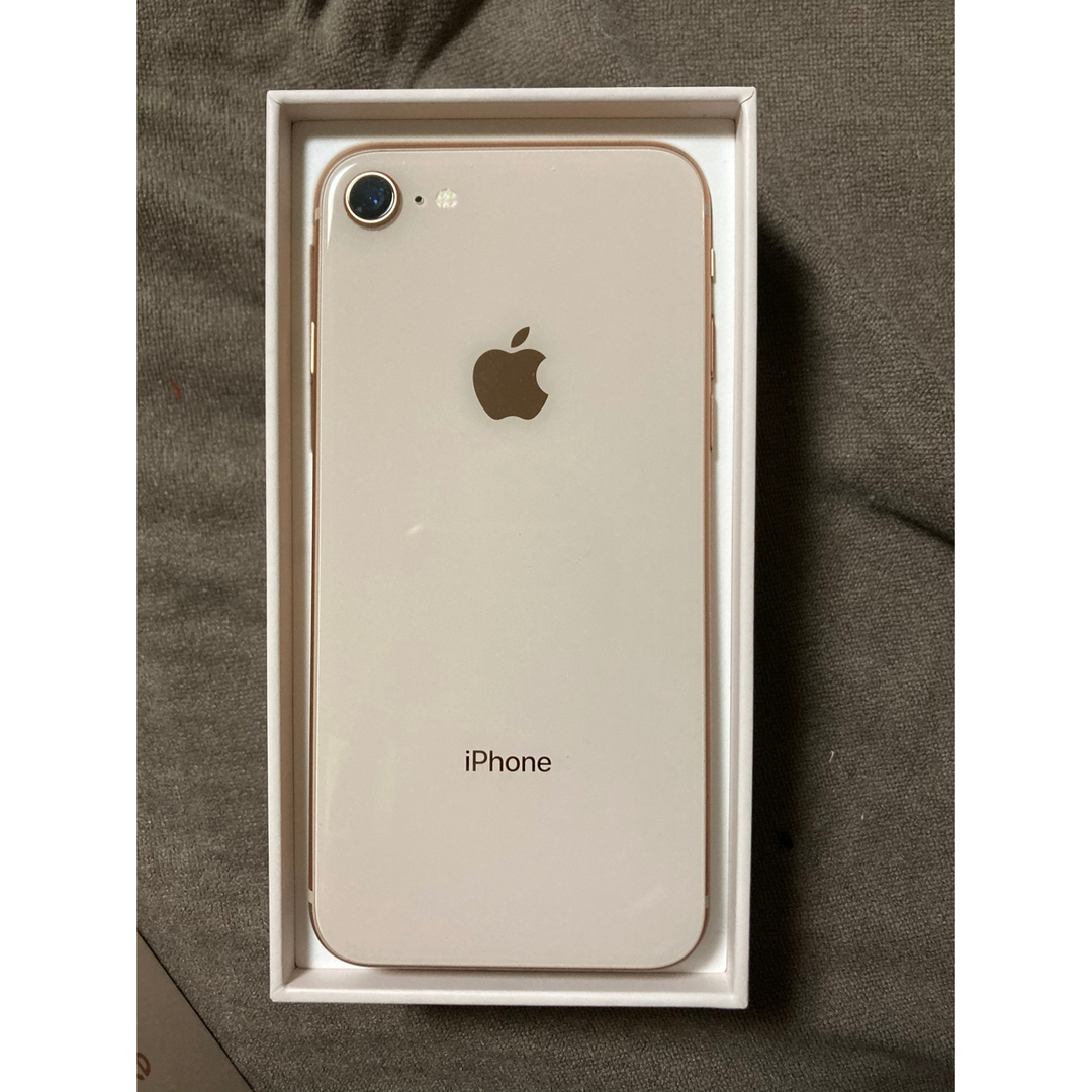 Apple(アップル)のiPhone8 gold 64GB スマホ/家電/カメラのスマートフォン/携帯電話(スマートフォン本体)の商品写真