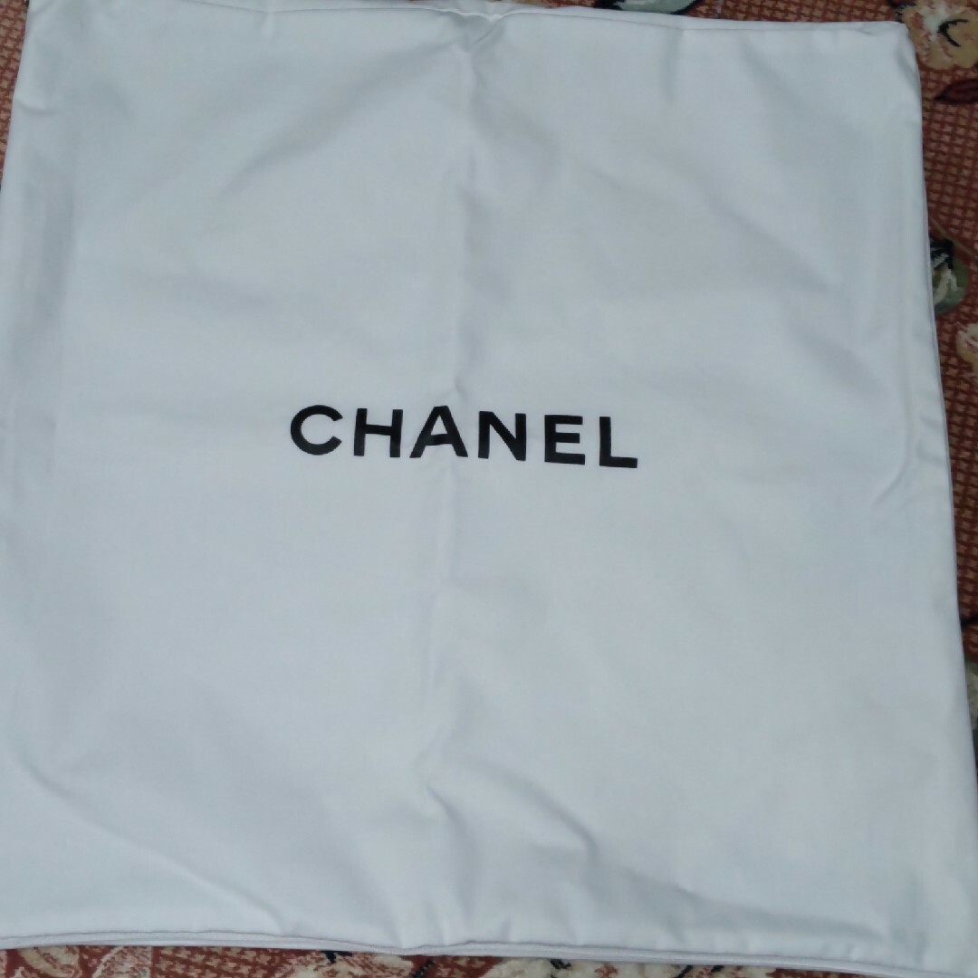 CHANEL(シャネル)のシャネル クッションカバー ホワイト 未使用！  正規品 直営店 ロゴ インテリア/住まい/日用品のインテリア小物(クッションカバー)の商品写真