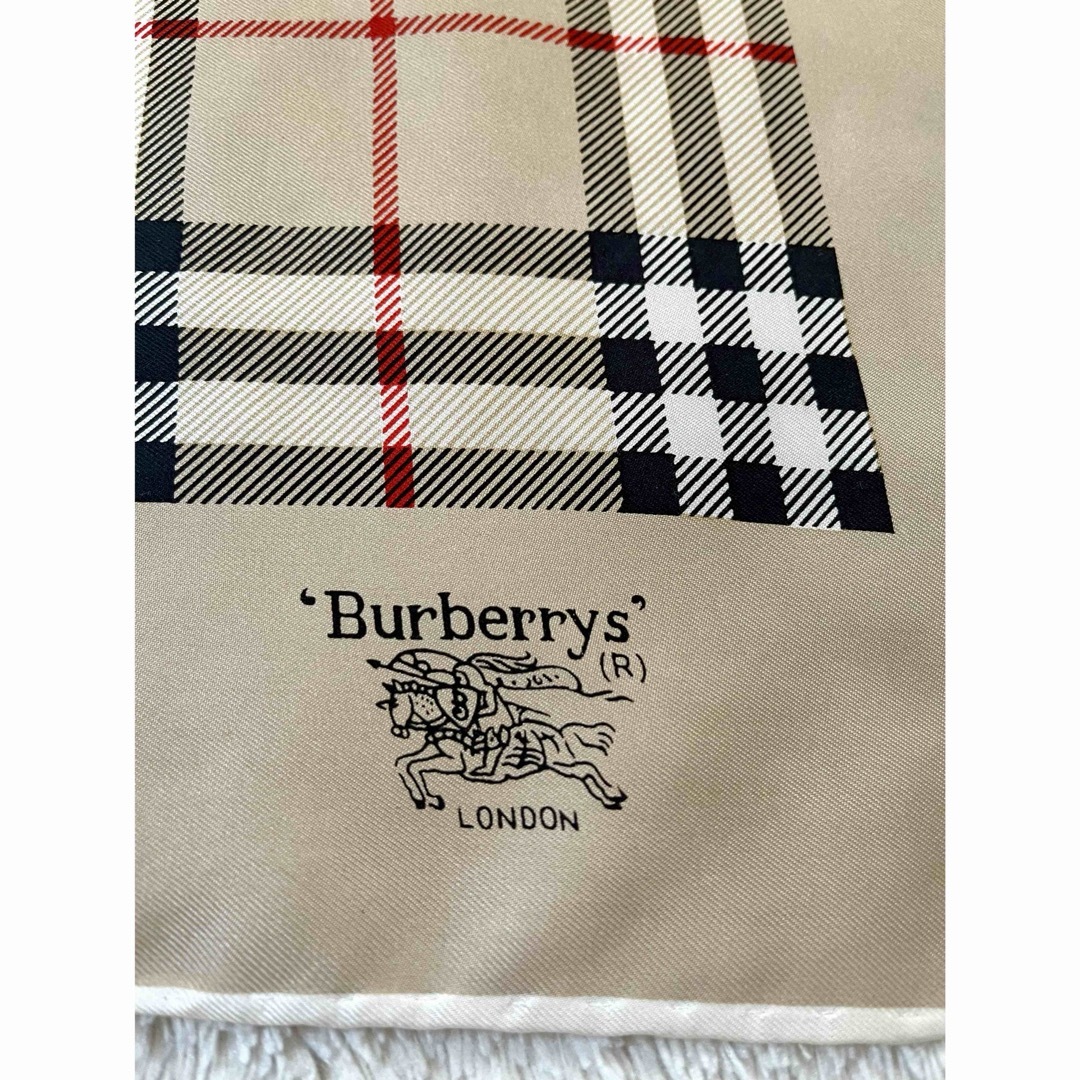 BURBERRY BLUE LABEL(バーバリーブルーレーベル)のBurberry London ベージュ系ノバチェック柄　大判スカーフ レディースのファッション小物(バンダナ/スカーフ)の商品写真