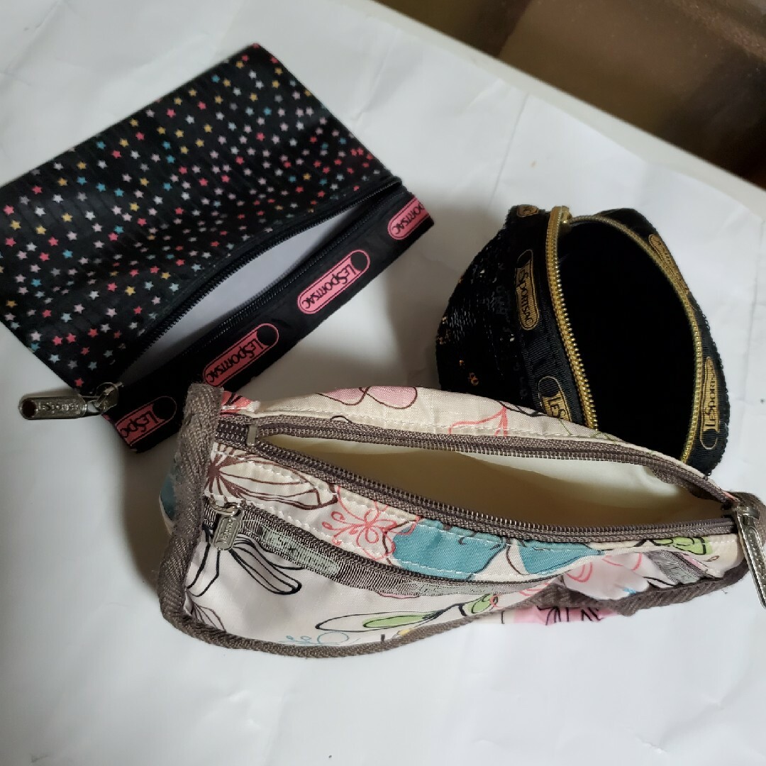 LeSportsac(レスポートサック)の美品レスポサックス、ビ-ズ黒、花柄ポ-チ合計2点 レディースのファッション小物(ポーチ)の商品写真