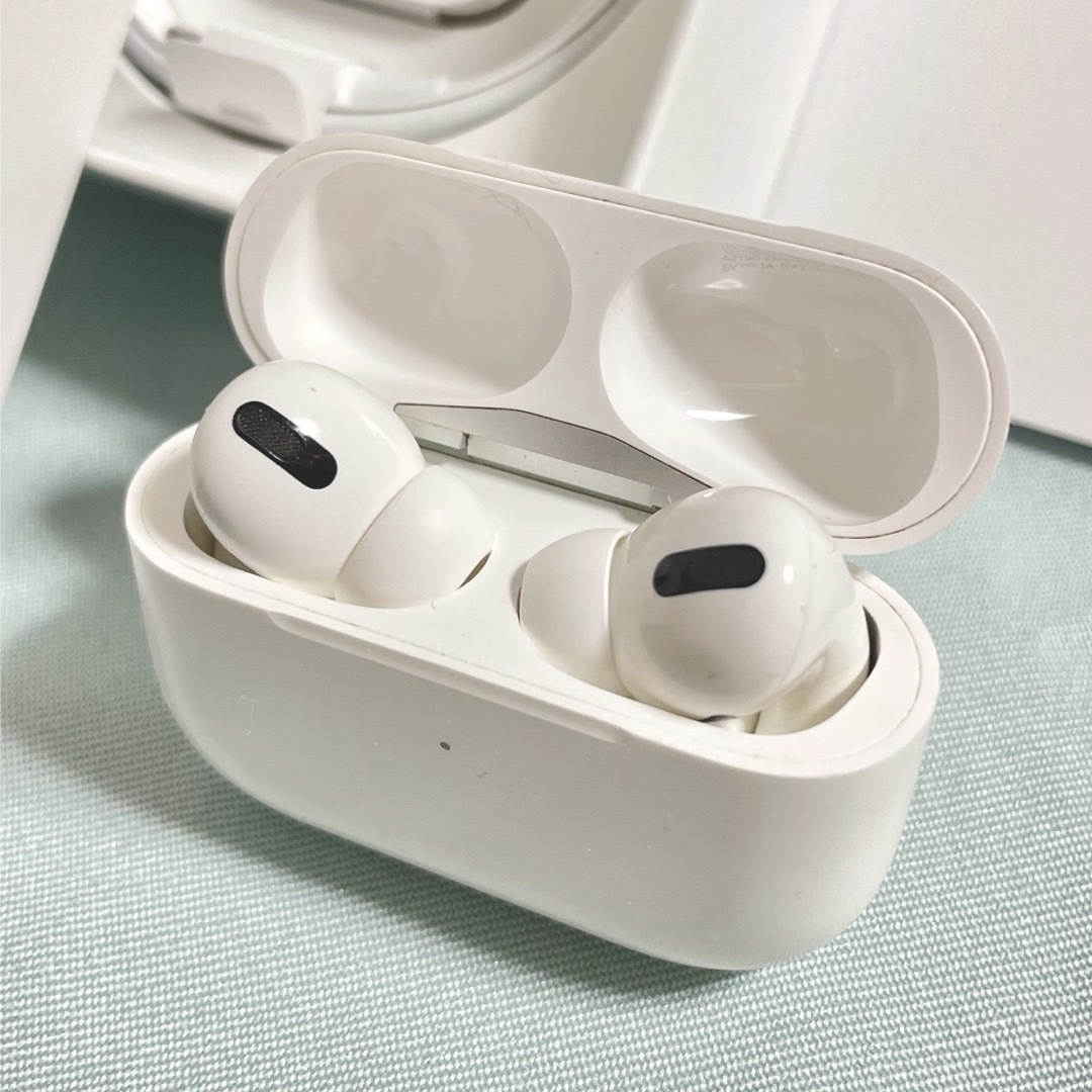 Apple(アップル)のAirPods Pro 第一世代［付属品あり］ スマホ/家電/カメラのオーディオ機器(ヘッドフォン/イヤフォン)の商品写真