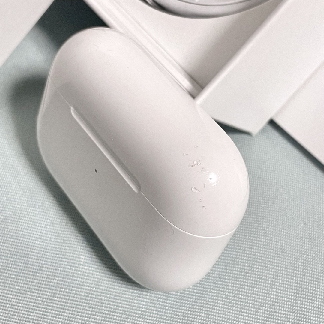 Apple(アップル)のAirPods Pro 第一世代［付属品あり］ スマホ/家電/カメラのオーディオ機器(ヘッドフォン/イヤフォン)の商品写真