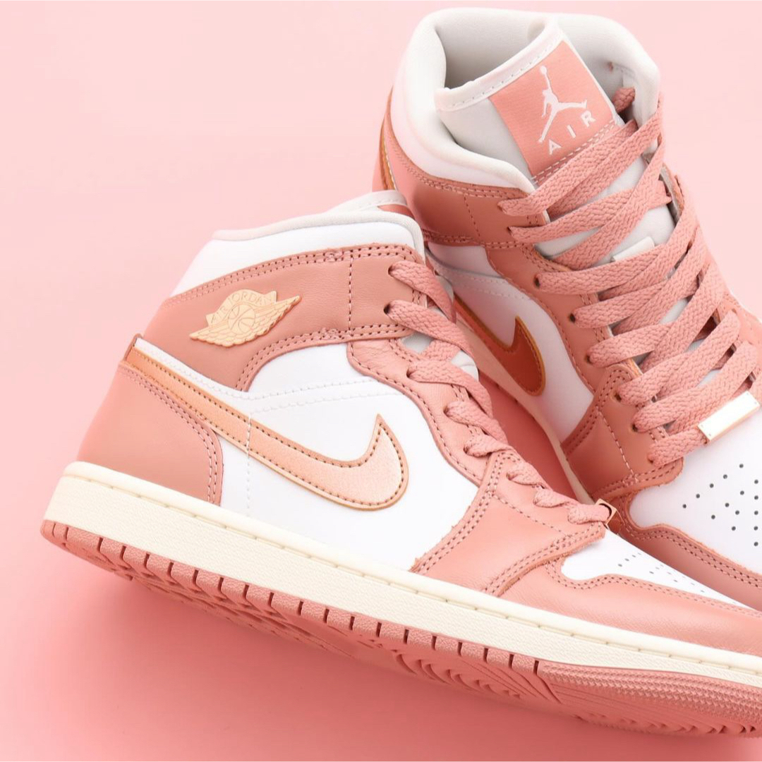 NIKE(ナイキ)の24《新品》ナイキ NIKE WMNS AIR JORDAN 1 MID ピンク レディースの靴/シューズ(スニーカー)の商品写真