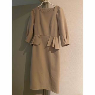 トッコクローゼット(TOCCO closet)のtoccoぺプラムワンピース美品ベージュ(ひざ丈ワンピース)