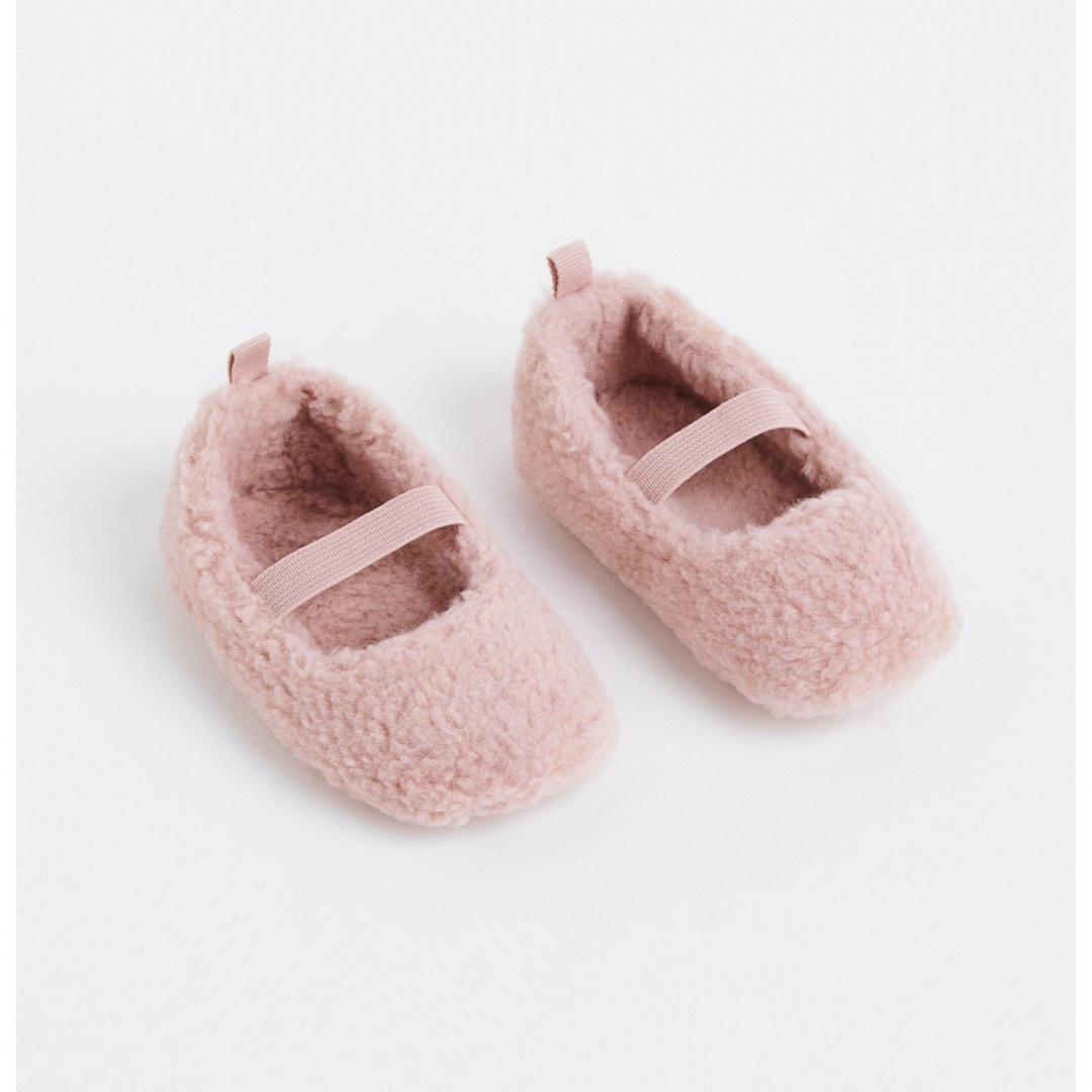 H&M(エイチアンドエム)のH&M ルームシューズ　サンダル　シューズ　スリッパ　ピンク　モコモコ　ボア キッズ/ベビー/マタニティのベビー靴/シューズ(~14cm)(フラットシューズ)の商品写真