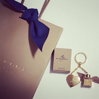 バーバリー(BURBERRY)のBurberry 香水&ハート型 チャーム♡ショッパー付き(キーホルダー)