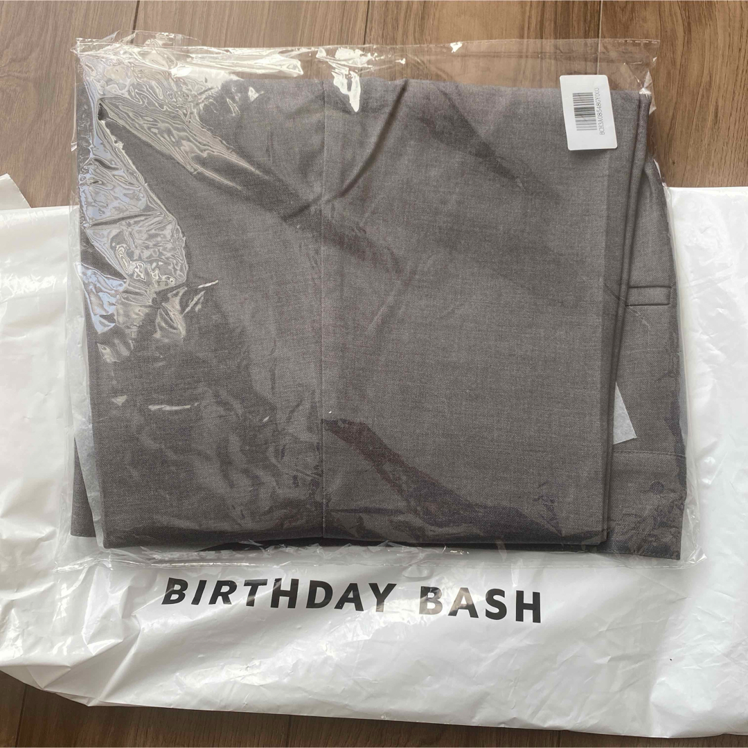 BIRTHDAY BASH(バースデーバッシュ)の新品　バースデーバッシュ　タックストレートパンツ　M birthdaybash レディースのパンツ(その他)の商品写真