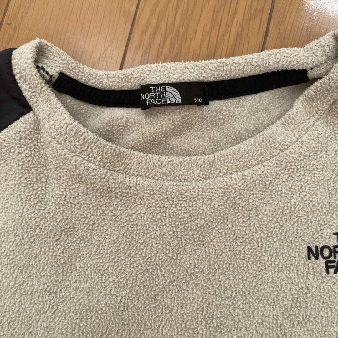 THE NORTH FACE(ザノースフェイス)のTHE NORTH FACE 140 フリース長袖　ベージュ　ノースフェイス キッズ/ベビー/マタニティのキッズ服男の子用(90cm~)(Tシャツ/カットソー)の商品写真