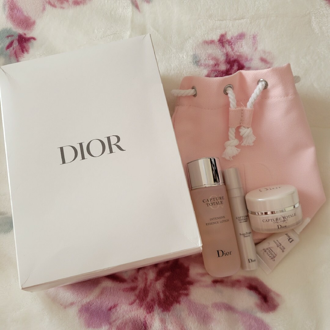 Christian Dior(クリスチャンディオール)のChristian Dior カプチュール トータル C ENGY ポーチセット コスメ/美容のキット/セット(サンプル/トライアルキット)の商品写真