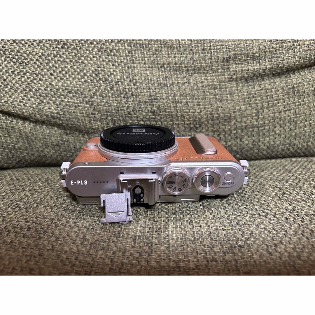 OLYMPUS(オリンパス)のOLYMPUS PEN E-PL8 BROWN ボディ スマホ/家電/カメラのカメラ(ミラーレス一眼)の商品写真