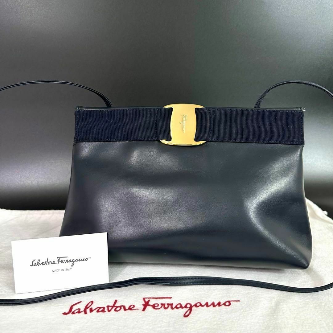 Ferragamo  ネイビー　レザーバッグ