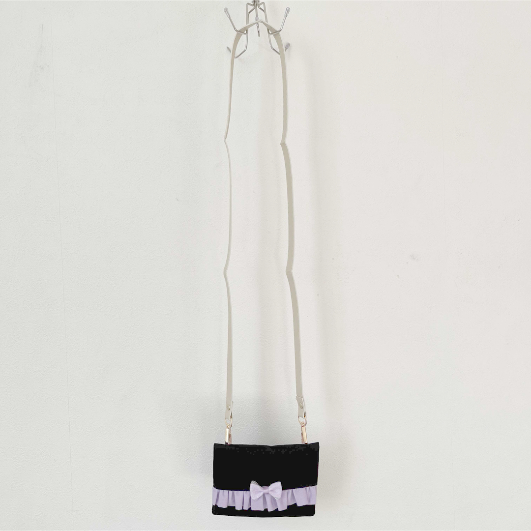 フリル付き移動ポケット　ショルダーストラップ付き　ブラック ハンドメイドのキッズ/ベビー(外出用品)の商品写真
