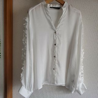 ザラ(ZARA)の専用 ZARA Mサイズ ホワイトのフリルブラウス(シャツ/ブラウス(長袖/七分))