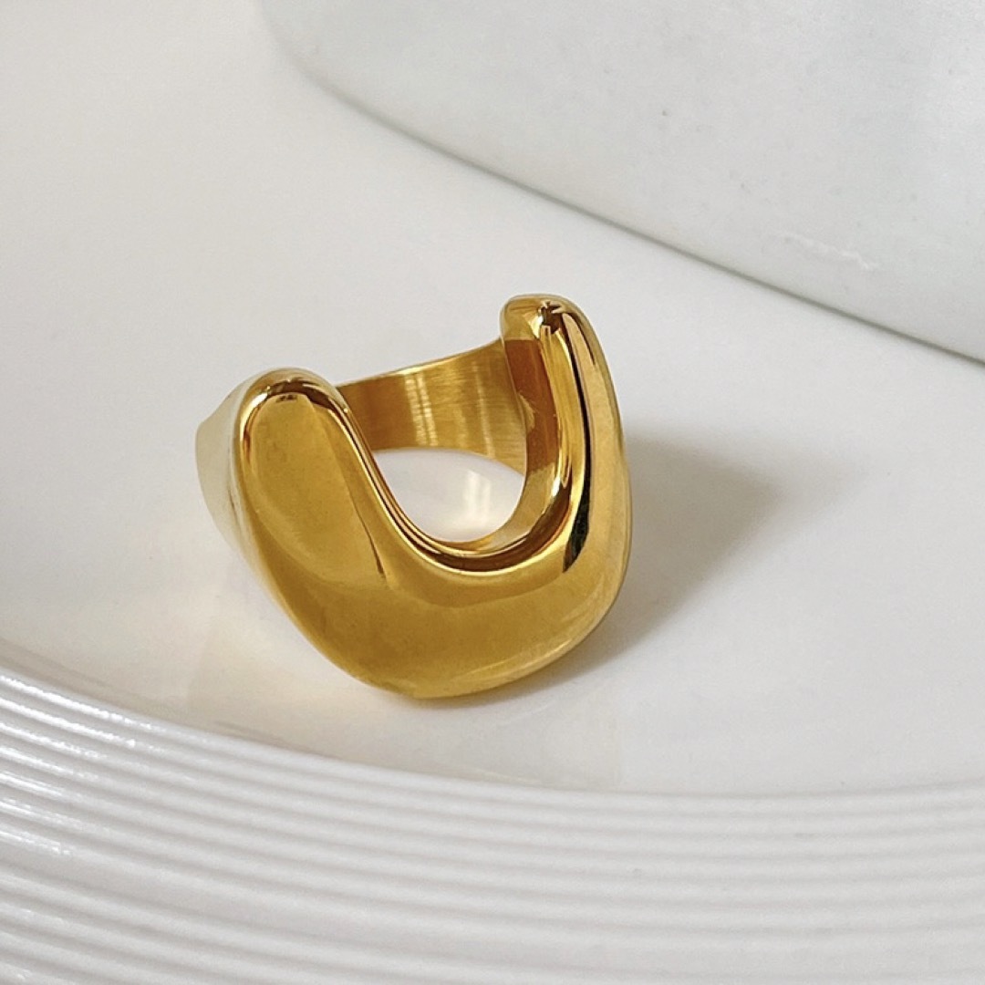 ステンレス　ワイド　ホースシュー　リング　ゴールド レディースのアクセサリー(リング(指輪))の商品写真
