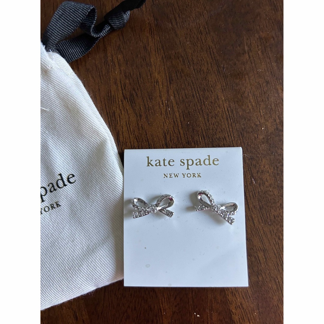 kate spade new york(ケイトスペードニューヨーク)のKate Spadeケイトスペード リボンピアス　シルバー レディースのアクセサリー(ピアス)の商品写真
