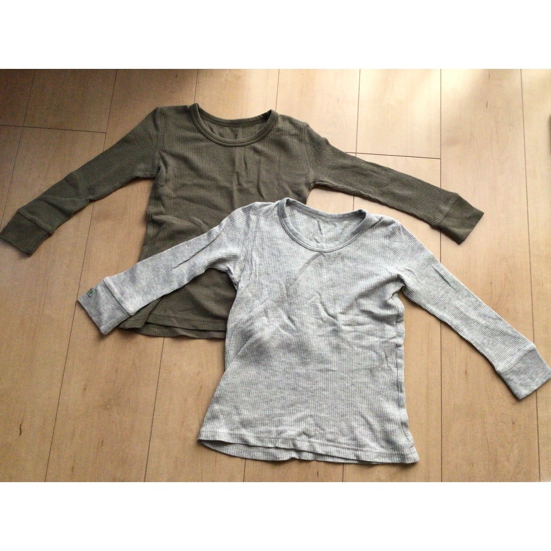 西松屋(ニシマツヤ)の長袖肌着×2 グレーとカーキ 120 キッズ/ベビー/マタニティのキッズ服男の子用(90cm~)(下着)の商品写真