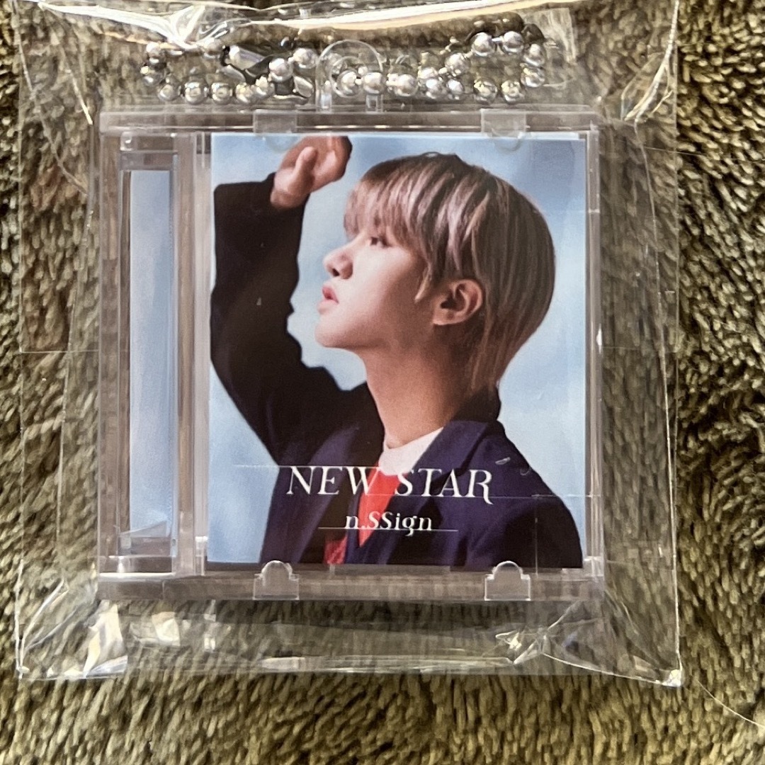 n.SSign  NEW STAR ミニジャケットキーホルダー エンタメ/ホビーのCD(K-POP/アジア)の商品写真