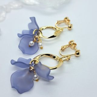 ブルーの花びら×ゴールド  ピアス/イヤリング(イヤリング)