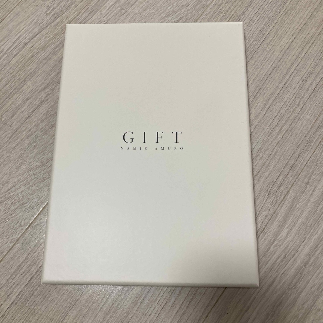 おまけ付き　安室奈美恵　GIFT フォトブック　美品 エンタメ/ホビーのタレントグッズ(ミュージシャン)の商品写真