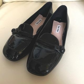 ミュウミュウ(miumiu)の値下げ ミュウミュウ エナメルローファー (ローファー/革靴)