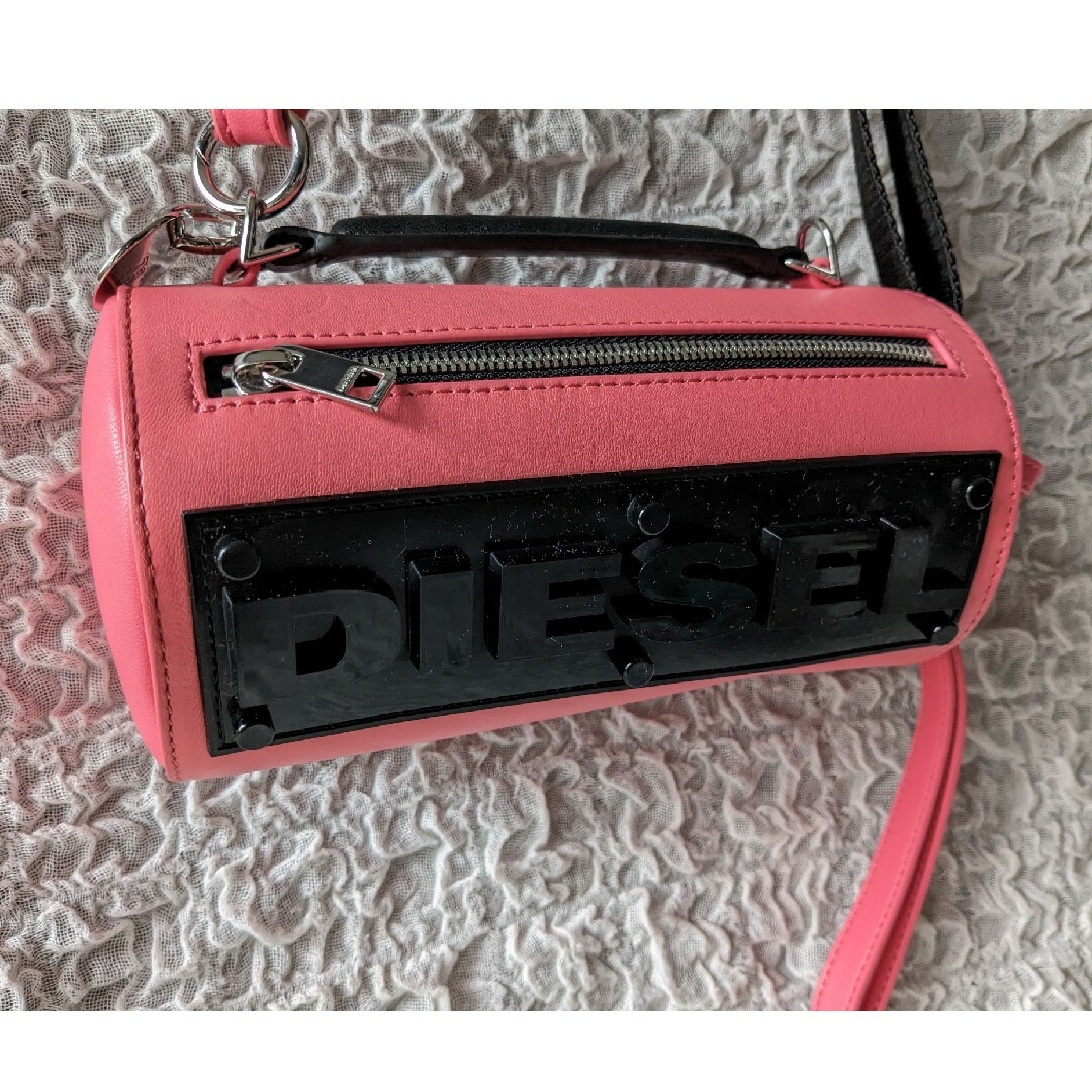 DIESEL(ディーゼル)のディーゼル●CAYAC LTバッグ ロール型ショルダーバッグ ピンク●未使用 レディースのバッグ(ショルダーバッグ)の商品写真