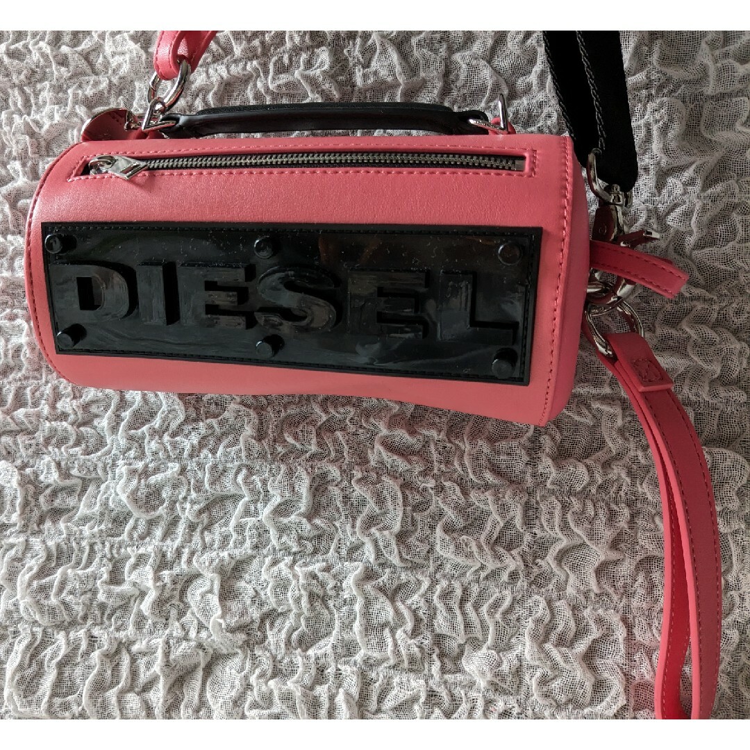 DIESEL(ディーゼル)のディーゼル●CAYAC LTバッグ ロール型ショルダーバッグ ピンク●未使用 レディースのバッグ(ショルダーバッグ)の商品写真