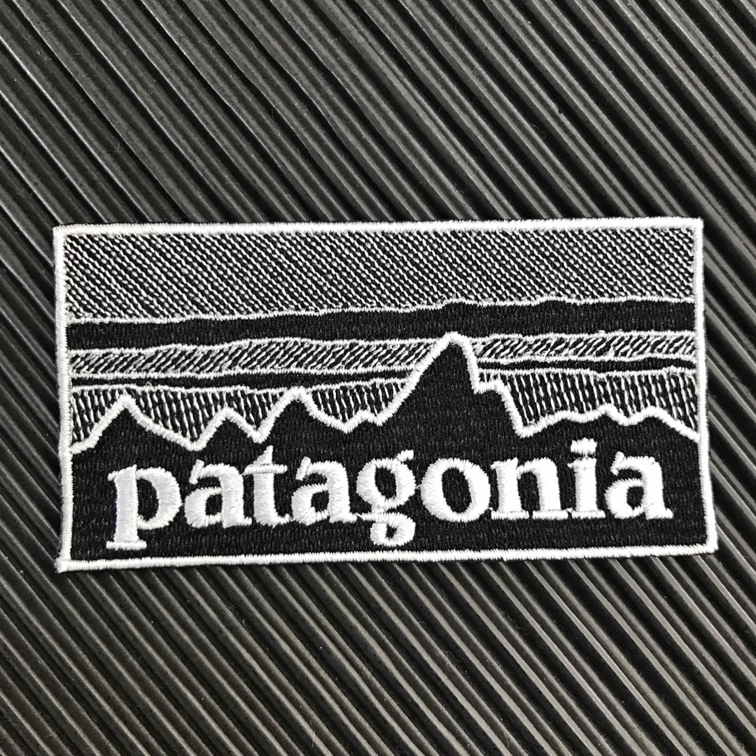 patagonia(パタゴニア)の90×48mm PATAGONIAフィッツロイ モノクロアイロンワッペン -78 スポーツ/アウトドアのアウトドア(その他)の商品写真