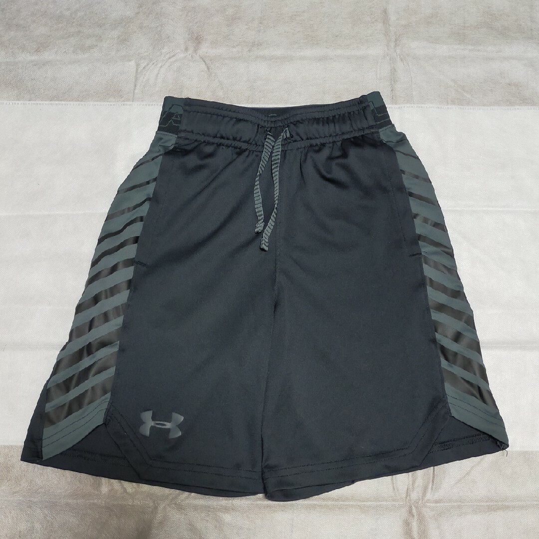 UNDER ARMOUR(アンダーアーマー)のUNDER ARMOR ハーフパンツ キッズ/ベビー/マタニティのキッズ服男の子用(90cm~)(パンツ/スパッツ)の商品写真